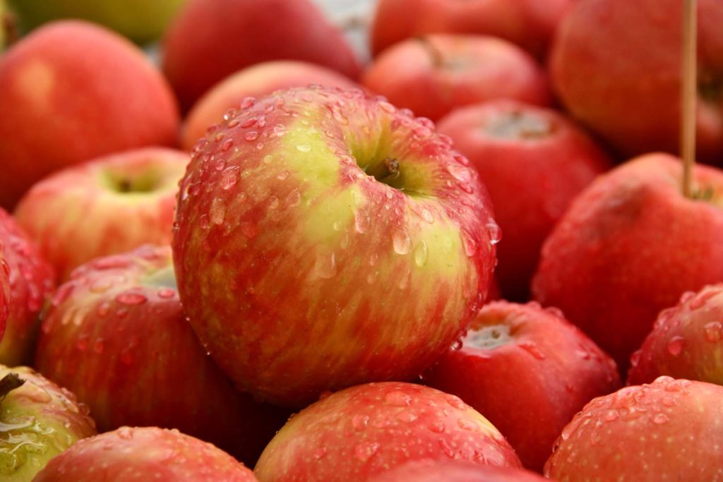 Apples may aid in weight loss, help with digestion, help relieve constipation and diarrhea